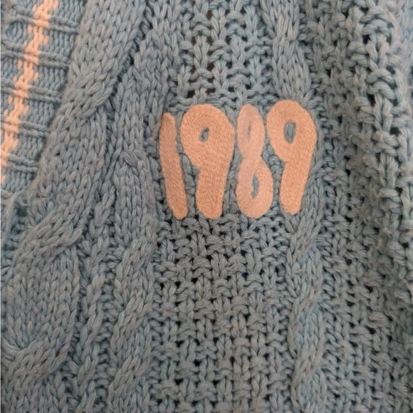 Taylor Swift 1989 Blue Cardigan Sweater Button Authentic - Picture 4 of 7